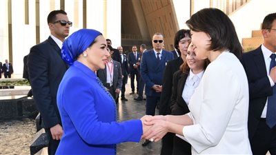 السيدة انتصار السيسي تصطحب قرينة رئيس كوريا الجنوبية في جولة بالمتحف المصري الكبير (صور)