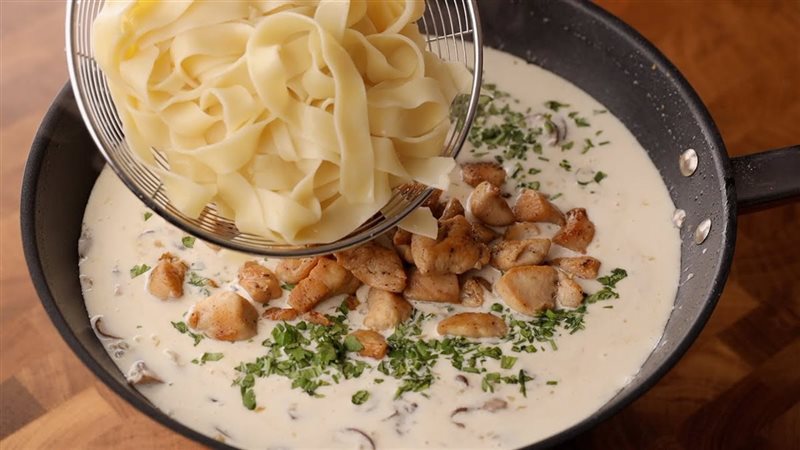 مكرونة ألفريدو بالدجاج