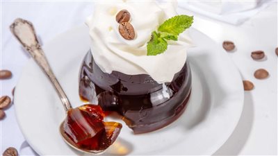 طريقة عمل جيلي القهوة والكريمة بخطوات سهلة ومذاق مميز 