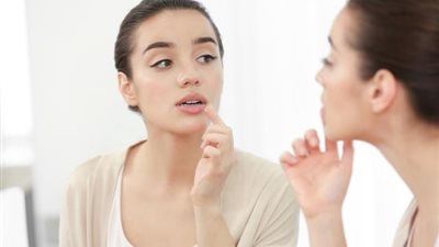  أفضل الزيوت لترطيب الشفاه وحمايتها من الجفاف في الشتاء