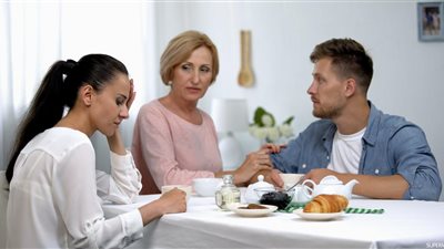 أهل زوجي يستغلونه ماديًا.. ماذا أفعل؟