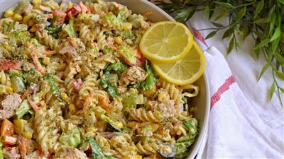 صحية ولذيذة .. طريقة عمل سلطة التونة بالمكرونة والبصل الأخضر