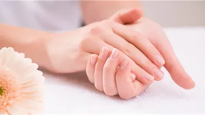 عادات خاطئة تدمر صحة أظافرك وجمالها.. يجب التوقف عنها فورًا