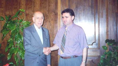 الوزير حسن عباس زكي: عالمٌ موسوعي ورجل دولة دراسة تحليلية في مسيرته وإسهاماته