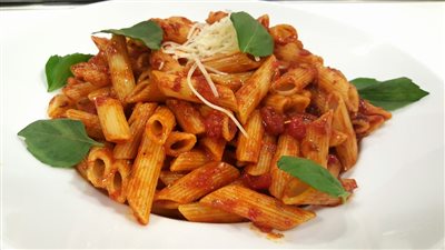 مثل المطاعم.. طريقة عمل مكرونة أرابياتا بالطماطم بمكونات بسيطة 