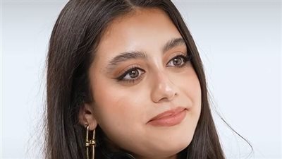 ياسمينا العبد تبكي في برنامج أنس بوخش: “نسبة نجاة والدي كانت 2%”