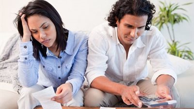 زوجة تفكر بالطلاق: أعشق زوجي ولكنه غير قادر على مصاريف المعيشة 