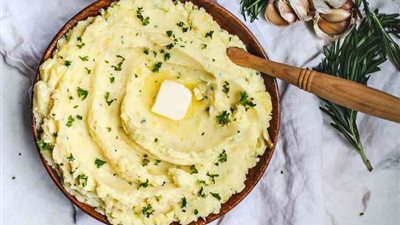 طريقة عمل البطاطس  المهروسة بالزبدة والحليب  في مطبخك 