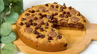 طريقة عمل كيكة الكوكيز بالشوكولاتة والكورن فليكس بمكونات بسيطة 