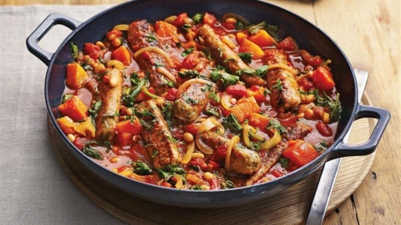 السجق  بالبصل والطماطم