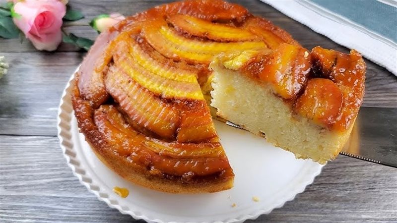  كيكة العسل بحشوة الموز المكرمل 