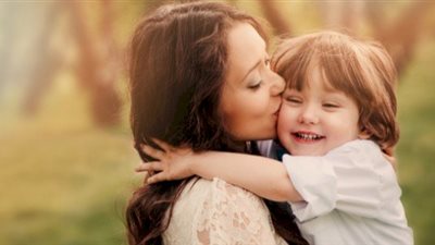 هل تسقط حضانة الطفل عن الأم لخروجها للعمل أغلب اليوم؟.. الإفتاء تُجيب 