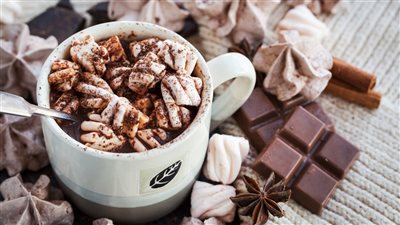 طريقة عمل الهوت شوكليت بالمارشيملو بخطوات بسيطة فى المنزل 