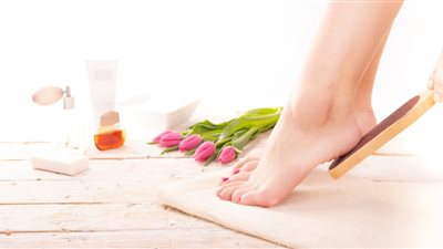 وصفات طبيعية فعالة للتخلص من تشقق الكعبين في الشتاء