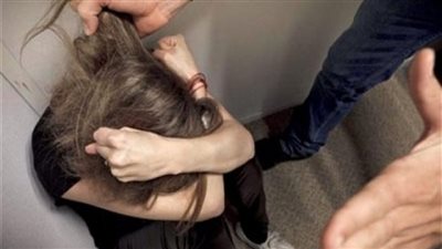 زوجي يضرب ابنتي المراهقة.. ماذا أفعل؟