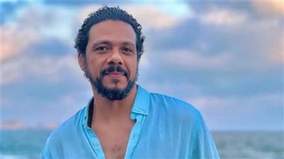 حمزة العيلي يدعم أحمد رفعت: “الممثل بلا عمل كإنقطاع الأكسجين عن الإنسان”