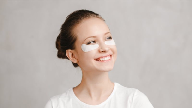 فوائد الحليب البارد لمنطقة تحت العين