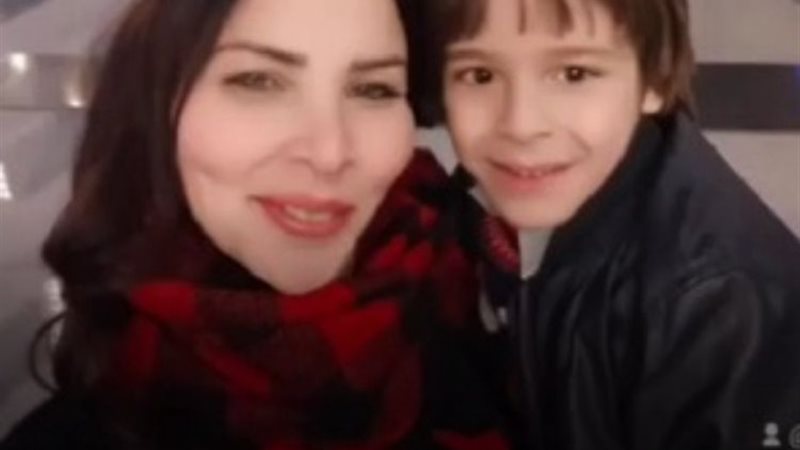 طليقة سعيد مختار مع ابنهما 