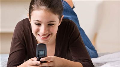 كيف أتعامل مع خطيبي الذي يعاملني كطفلة؟