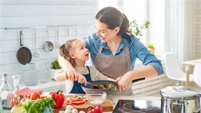 متى تبدأ الأم في تعليم طفلتها مهارات الطبخ؟