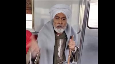 فيديو لمسن صعيدي وفتاة داخل المترو يشعل جدلًا واسعًا حول الإحترام