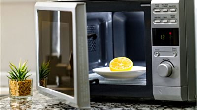 الليمون السحري.. كيف تنظفين الميكروويف في 5 دقائق بدون تعب؟