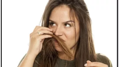 شعرك والشتاء.. نصائح وعلاجات طبيعية للتخلص من رائحة الشعر الكريهة
