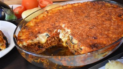 طريقة عمل مسقعة الباذنجان بالبشاميل بخطوات بسيطة في مطبخك 