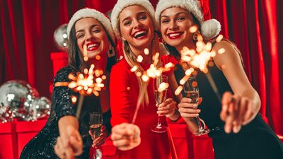 2026.. مقترحات لإطلالتك في رأس السنة على حسب مكان الاحتفال 