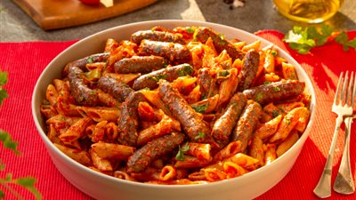 طريقة عمل المكرونة بالسجق بخطوات سهلة وسريعة في مطبخك