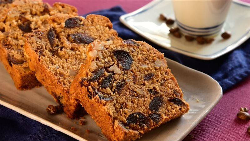  كيكة التمر الهشة بالزبادي