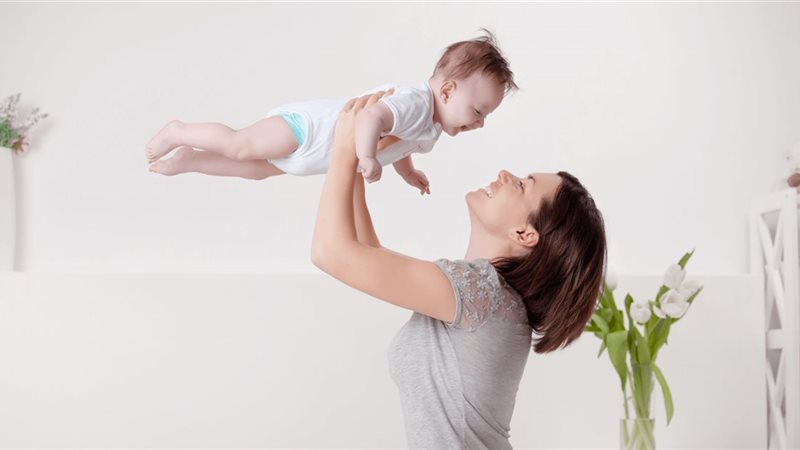 إلقاء الطفل بالهواء