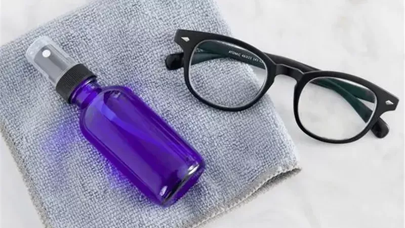 تنظيف النظارات 