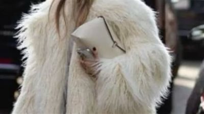 المعطف الفروي الطويل.. بطل الأناقة والدفء في شتاء 2025