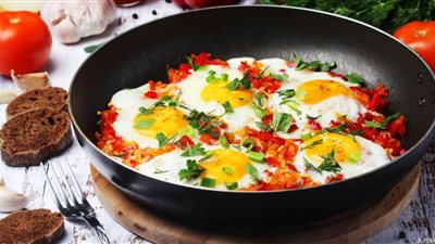 لإفطار صحي  ولذيذ.. طريقة عمل الشكشوكة بالبيض والجبن 