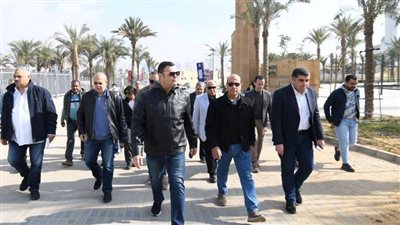 وزير الإسكان يتفقد مشروع 