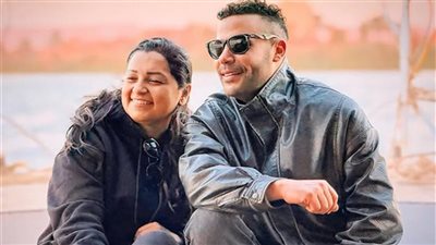 محمد إمام يشيد بالمخرجة شيرين عادل في كواليس 