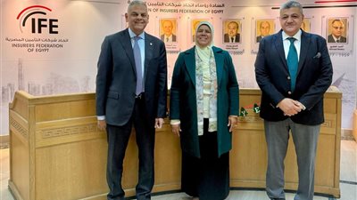 علاء الزهيري رئيس مجلس إدارة اتحاد شركات التأمين المصرية، وخالد عبد الصادق، نائب رئيس الاتحاد، بتكريم المهندسة نفيسة هاشم