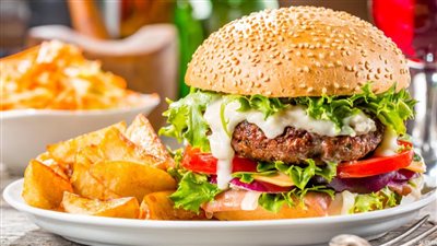 طريقة عمل برجر اللحم اللذيذ بخطوات بسيطة مثل المطاعم 