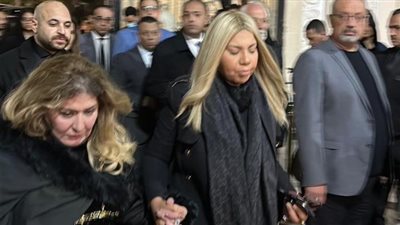 انهيار سهير رمزي بالبكاء في عزاء والدة هاني رمزي 