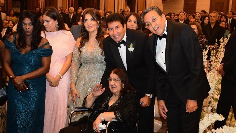 هاني رمزي مع والدته قبل وفاتها 