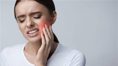 8 أعراض تستلزم التوجّه فورًا إلى طبيب الأسنان