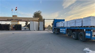 الهلال الأحمر المصري يرسل مساعدات غذائية وملابس شتوية عبر قافلة «زاد العزة» 112 إلى غزة 