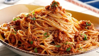 طريقة عمل المكرونة  الإسباجيتي باللحم المفروم والبارميزان