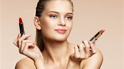  تفسير حلم رؤية أحمر الشفاة في المنام للعزباء والمتزوجة 