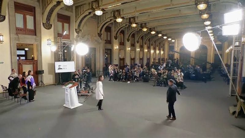 رئيسة المكسيك أثناء مؤتمر صحفي ووقوع زلزال 