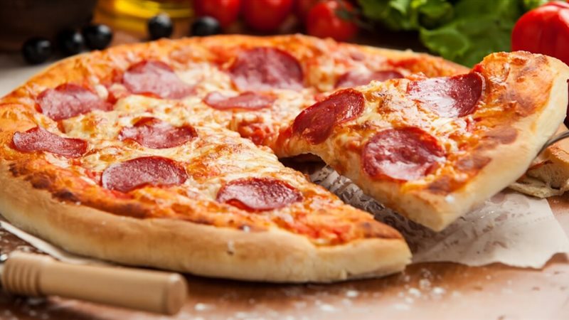 طريقة عمل البيتزا  السريعة بالببروني والموزاريلا