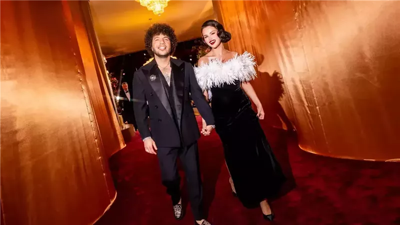 سيلينا جوميز مع زوجها في حفل جولدن جلوب 