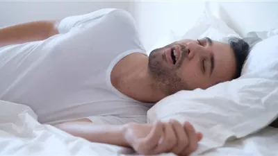 «الشخير» يحول النوم إلى ساحة تفاوض زوجية