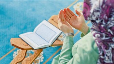 هل تصح صلاة المرأة إذا لم تسمع صوت الإمام في صلاة الجماعة؟.. أمين الفتوي يُجيب